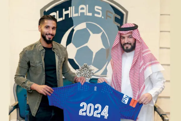 صالح الشهري بعد توقيعه العقد مع رئيس الهلال (الشرق الأوسط)