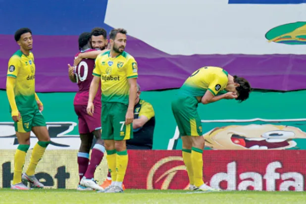 الهزيمة برباعية أمام وستهام أنهت آمال نوريتش بالبقاء في «الأضواء» (أ.ب)