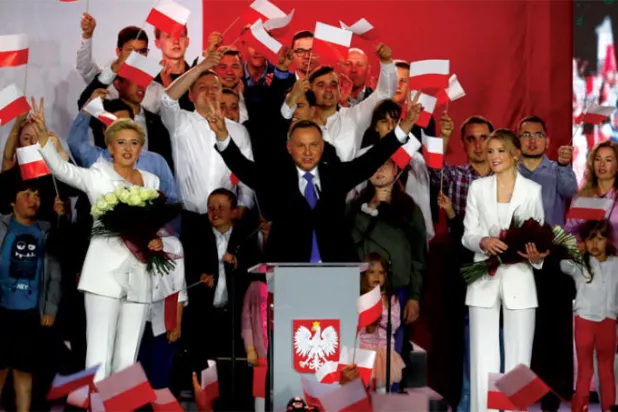 الرئيس البولندي اندريه دودا خلال إعلان نتائج الانتخابات الشهر الجاري (رويترز)