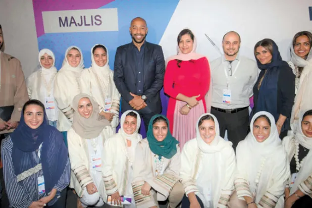 الأميرة ريما بنت بندر والأمير خالد بن الوليد وتييري هنري يتوسطون لاعبات سعوديات (الشرق الأوسط)