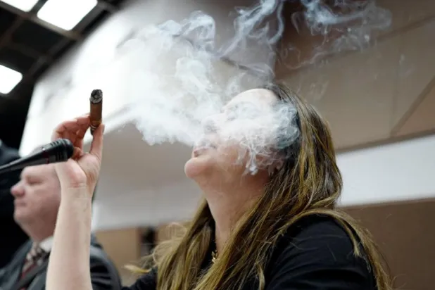 دبلوماسي أميركي يعتبر استهلاك السيجار الكوبي «تمويلا لديكتاتورية كاسترو»