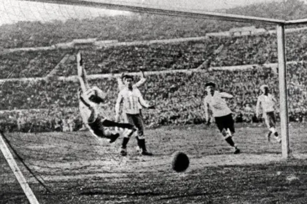 أسلحة وضباب وملعب «رئيسي» غير مكتمل... بداية دراما بطولات كأس العالم