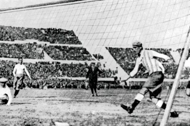 لقطة من نهائي مونديال 1930 بين أوروغواي والأرجنتين (أ.ب)