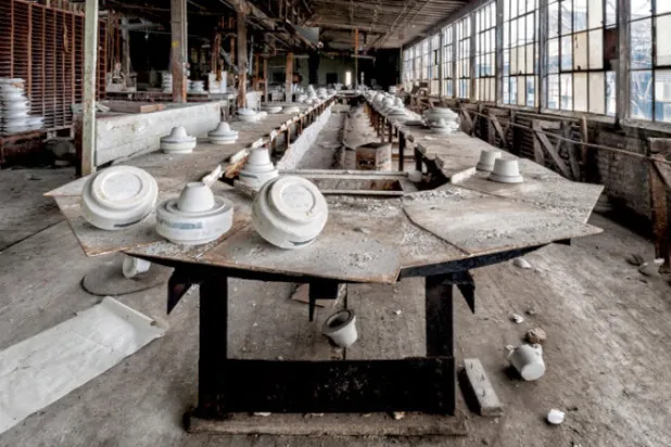 مصنع للخزف تحت طبقات النسيان