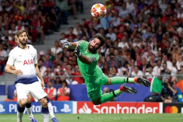 أليسون دافع عن عرين ليفربول ببسالة في نهائي دوري أبطال أوروبا أمام توتنهام (غيتي)