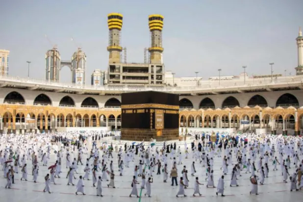 Sosyal mesafeli tavaf (AFP)