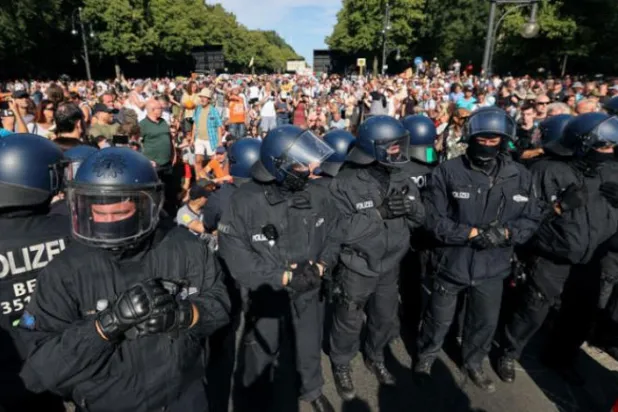 Pandeminin yayılması, Avrupa’yı daha sıkı tedbirler alma ve ekonomiyi kurtarma arasında seçim yapmak zorunda bıraktı