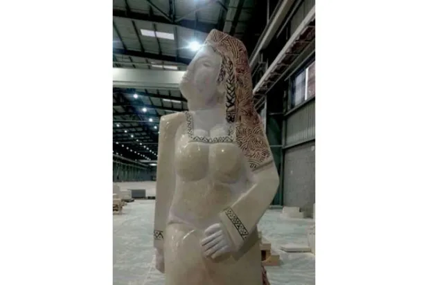 تمثال «مصر تنهض» يثير سخرية جمهور «السوشيال ميديا»