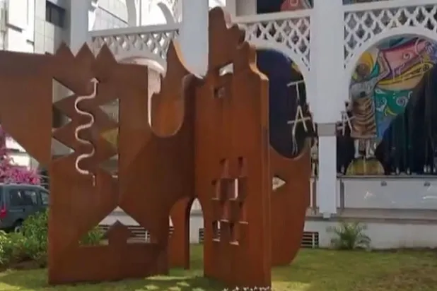 منحوتة للفنان الراحل بلكاهية تزيّن مدخل متحف محمد السادس في الرباط