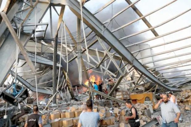 Dün meydana gelen patlamanın Beyrut’un sokaklarında görülen etkileri (AFP)