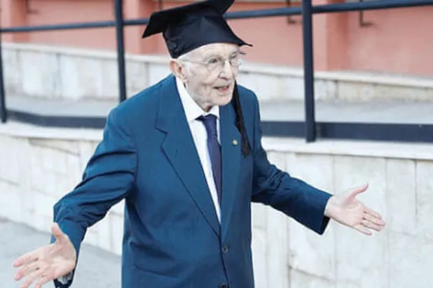 عجوز إيطالي {يحقق حلمه} بالتخرج من الجامعة