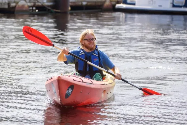 مغامر لاتفي يجتاز وحيداً المحيط الهادئ على قارب تجديف