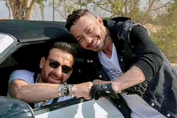 الشافعي في لقطة مع أحمد زاهر خلال تصوير «زنزانة 7»