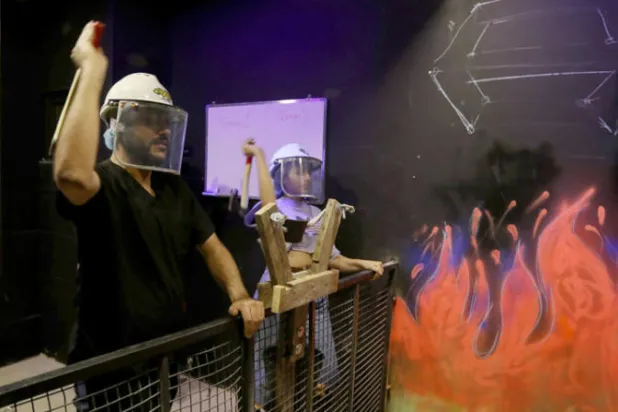 أردنيون يلجأون إلى لعبة رمي الفؤوس لـ«التنفيس عن غضبهم»