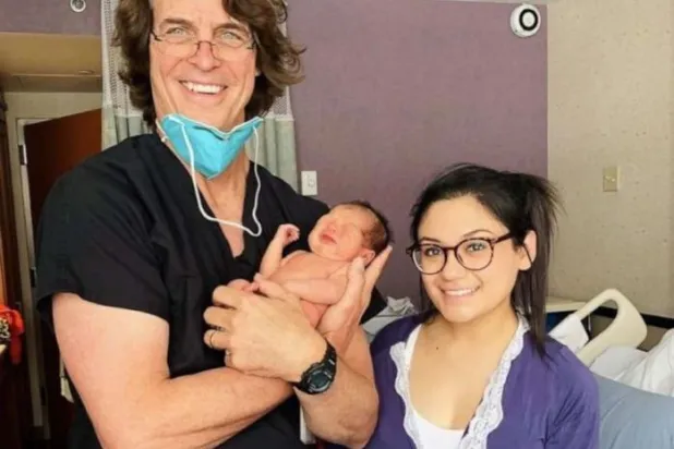 طبيب يقوم بتوليد امرأة بعد 25 عاماً من ولادتها على يده