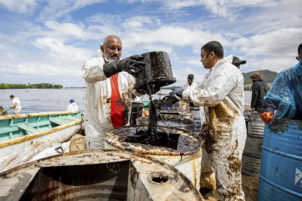 جهود مستمرة في موريشيوس لمكافحة التسرب النفطي