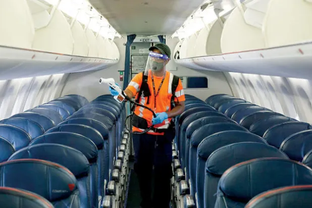تنظيف طائرات الركاب وتعقيمها عملية طويلة ودقيقة