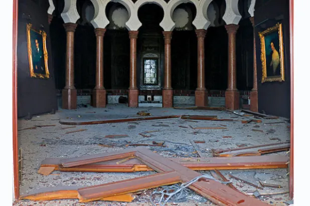 آثار الدمار في بهو متحف سرسق (أ.ف.ب)