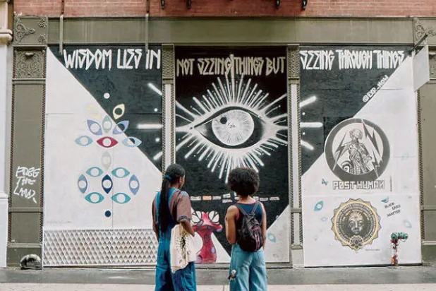 عمل فني تعاوني مغزاه يقول «تكمن الحكمة في عدم رؤية الأشياء وإنما الرؤية من خلال الأشياء» (نيويورك تايمز)