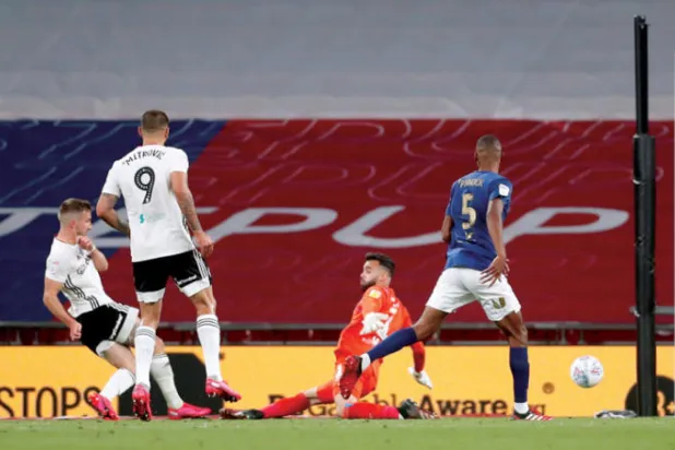 جو بريان يسجل في مرمى برنتفورد ليقود فولهام للصعود للدوري الإنجليزي الممتاز (رويترز)