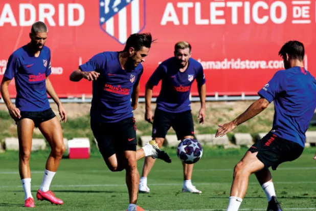 لاعبو أتليتكو مدريد خلال التدريبات استعداداً لموقعة لايبزيغ (إ.ب.أ)
