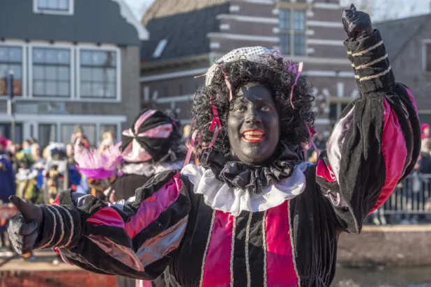 لمكافحة العنصرية... «فيسبوك» يحظر صور «بيتر الأسود» مساعد «سانتا كلوز»