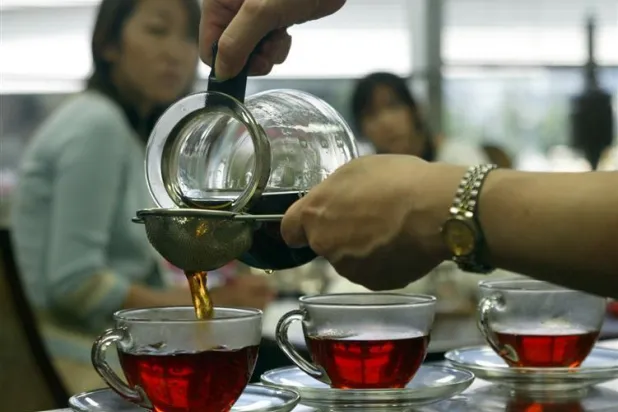 هل تساعد المشروبات الساخنة في تبريد الجسم حقاً؟ العلم يجيب