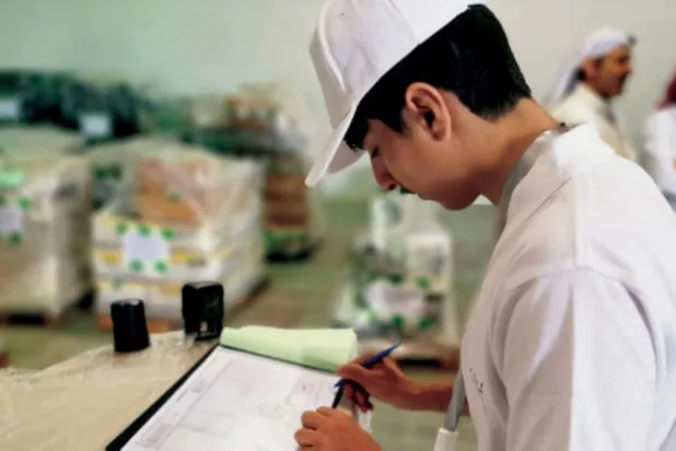 جهود مجتمعية لتوفير الأجهزة الإلكترونية للطلاب من الأسر ذات الدخل المحدود (الشرق الأوسط)