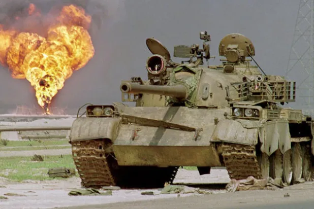 دبابة تابعة للجيش العراقي متروكة بعد انسحاب القوات العراقية من الكويت عام 1991 (أ.ف.ب)