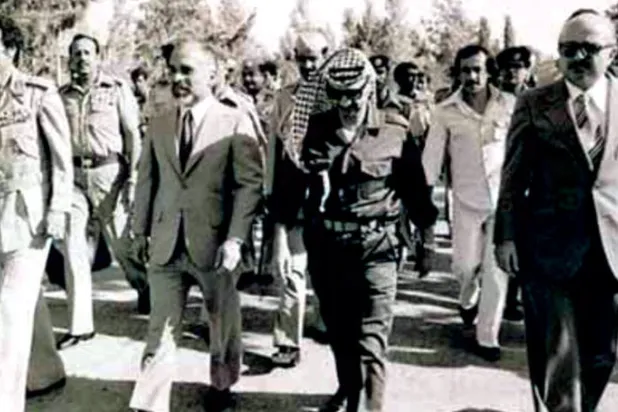 من اليمين: مضر بدران والرئيس الفلسطيني ياسر عرفات والملك الراحل الحسين بن طلال والزعيم الليبي الراحل معمر القذافي في اجتماع في قاعدة جوية في منطقة المفرق شرق الأردن
