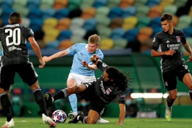 تكتيك غوارديولا ترك صانع الألعاب دي بروين محصوراً في مساحات ضيقة (غيتي)