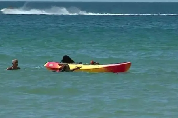 الرئيس البرتغالي يساعد في إنقاذ امرأتين من عرض البحر