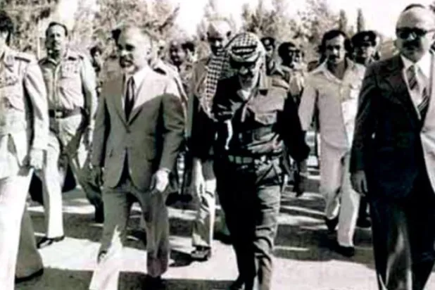 Sağdan: Mudar Bedran, Filistin Devlet Başkanı Yaser Arafat, merhum Kral Hüseyin bin Talal ve son Libya lideri Muammer Kaddafi, Ürdün'ün doğusundaki Mafraq bölgesindeki bir hava üssünde toplantıda