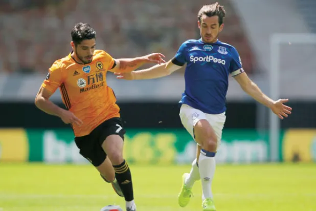 باينز (يمين) في مواجهة أمام ولفرهامبتون (رويترز)