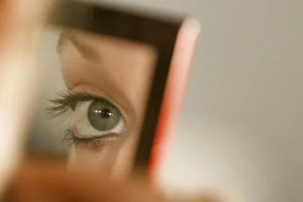 علامة في عينيك قد تنذر بمستويات كوليسترول مرتفعة