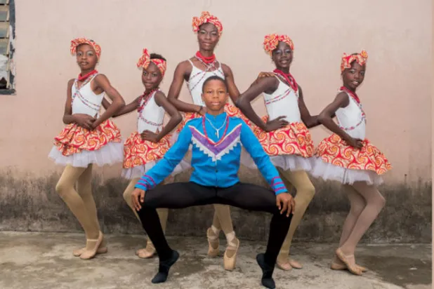 أنتوني مميسوما مادو الطالب الذي اشتهر من خلال مقطع الفيديو مع زميلاته في مدرسة الباليه بلاغوس (نيويورك تايمز)