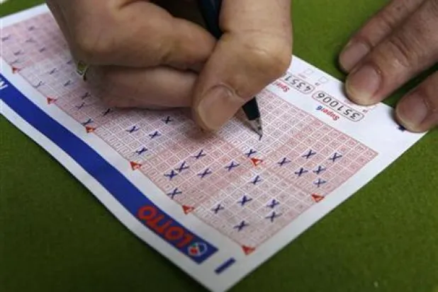 رجل يربح جائزة يانصيب بمليون دولار بأرقام لعبتها عائلته لمدة 50 عاماً