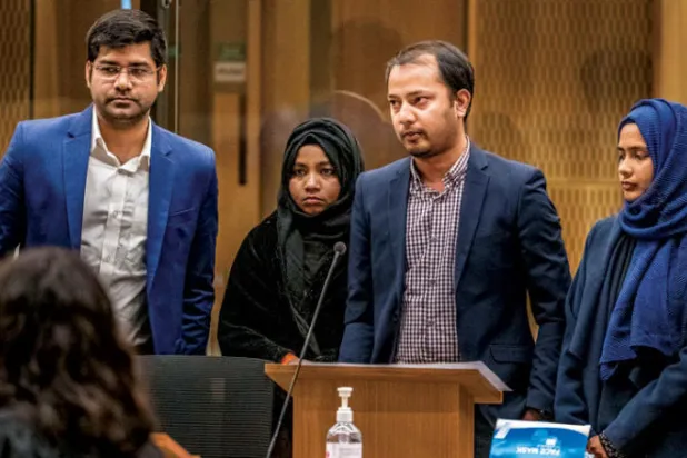 لقطة لبعض عائلات الضحايا داخل قاعة المحكمة أمس (أ.ب)