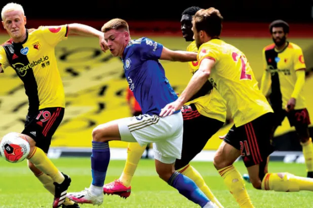 لاعبو واتفورد يحاصرون بارنز مصدر قلق مدافعي الخصوم (إ.ب.أ)