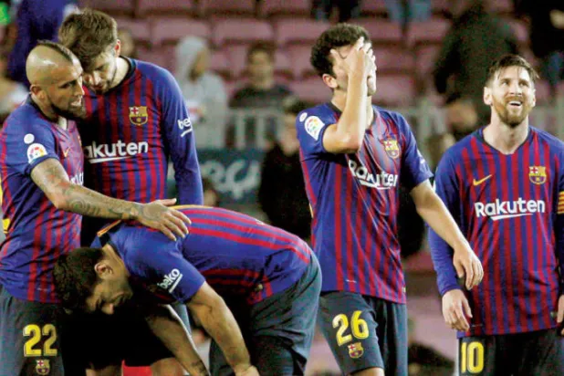 باستثناء ميسي (يمين) يواجه فيدال وسواريز وبيكيه وبوسكيتس مستقبلاً غامضاً مع برشلونة (إ.ب.أ)