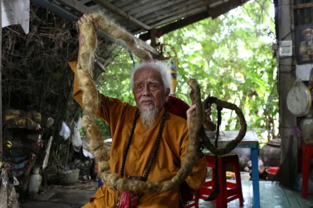 بالصور... رجل لم يغسل شعره أو يمشطه منذ 80 عاماً