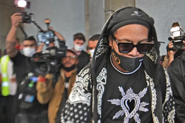 رونالدينيو يغادر باراغواي بعد خمسة أشهر من اعتقاله (صور)