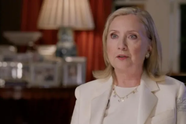 كلينتون: على بايدن عدم الإقرار بالهزيمة مبكراً لأن فرز الأصوات سيطول