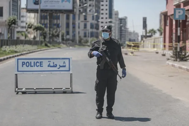 إجراءات عزل عام في غزة لمواجهة أول تفشٍ لكورونا