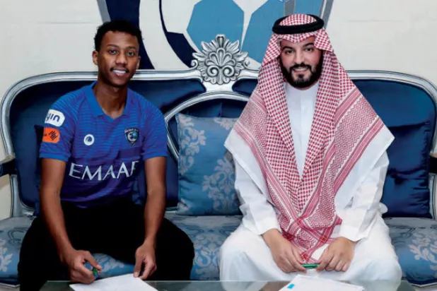 رئيس الهلال والدوسري بعد توقيع العقد (الشرق الأوسط)