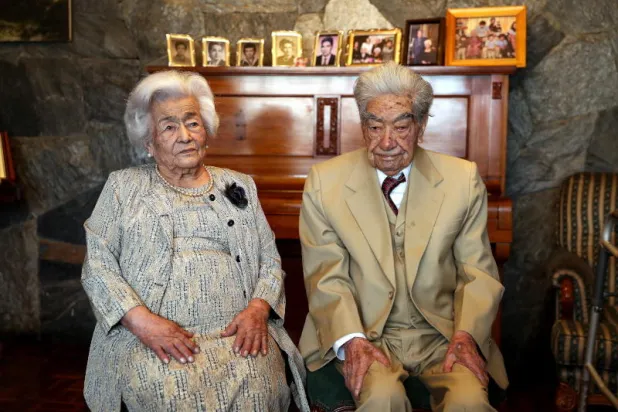 رفضت عائلتهما علاقتهما منذ 8 عقود... تعرف على أقدم زوجين بالعالم
