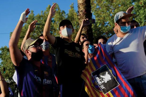جماهير برشلونة تحتشد خارج مقر النادي منددة برئيسه بارتوميو وفي انتظار ميسي (أ.ف.ب)