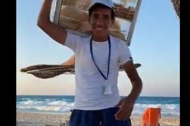 منحة حكومية لدراسة الطب لمصري يبيع «فريسكا» ليعول عائلته