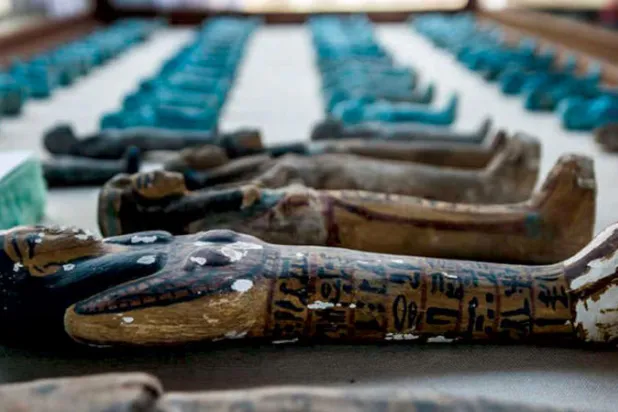 مجموعة تماثيل «أوشابتي» في المعرض