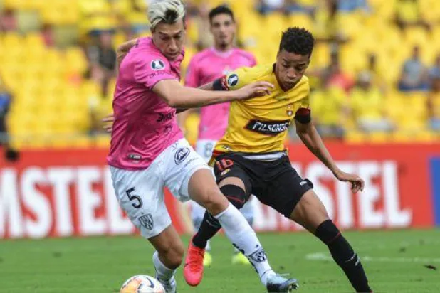 غرامة 1200 دولار للاعب قبَّل الكرة في الدوري الإكوادوري